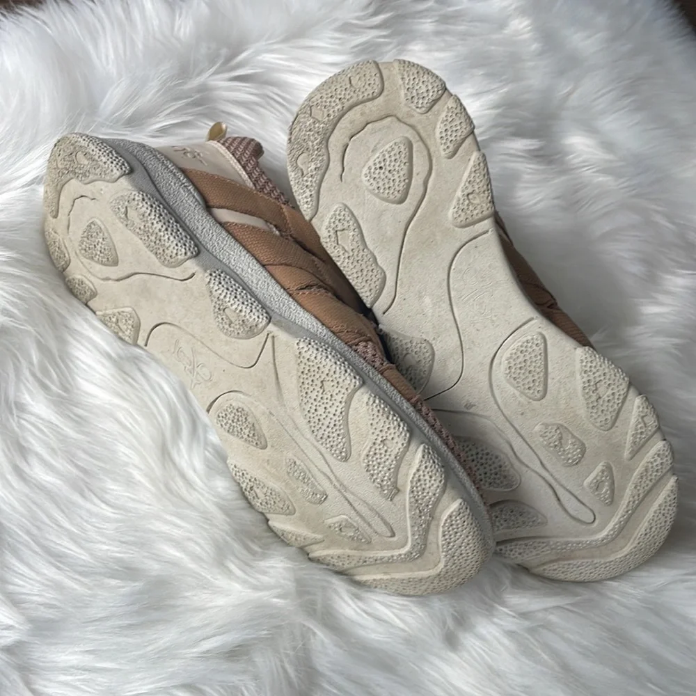 OTBT unison sneaker salmon blush EUC‎ Size 9